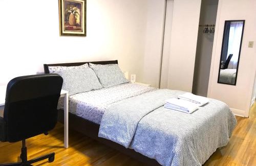 Saint-Laurent House | Big Private Room MidMontreal next to station metro - Parking free