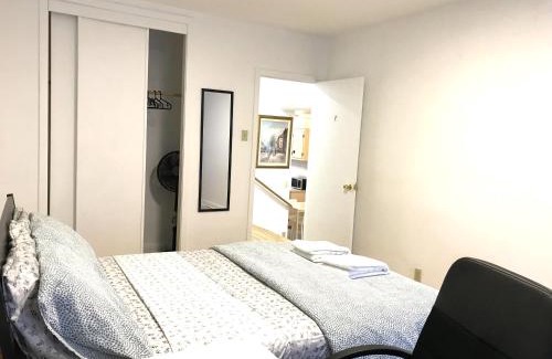 Saint-Laurent House | Big Private Room MidMontreal next to station metro - Parking free