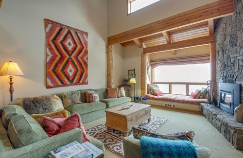 Big Sky Apartment | Big Sky Condo with Mountain Views Less Than 1 Mi to Resort!