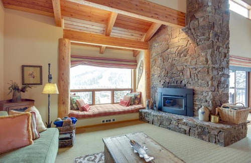 Big Sky Apartment | Big Sky Condo with Mountain Views Less Than 1 Mi to Resort!