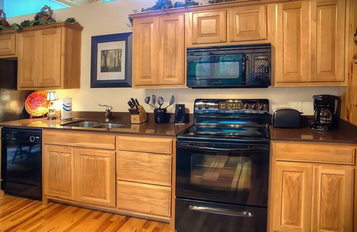 Helen Cabin | Big Sky- Luxury Couples Cabin with Views of Mt Yonah and Hot tub. Near Helen GA