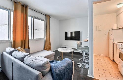 Mile End Apartment | Big Studio Hutchison Downtown Montreal