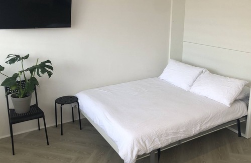 Elizabeth Bay Apartment | Big studio in the heart of Potts Point