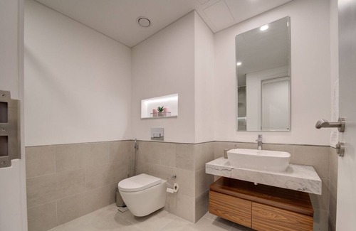 Umm Suqeim 3 Apartment | Big Terrace l Up to 4 guests l Next to Sea