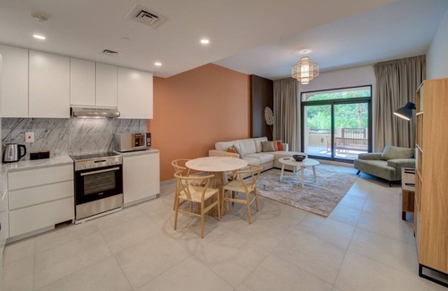 Umm Suqeim 3 Apartment | Big Terrace l Up to 4 guests l Next to Sea