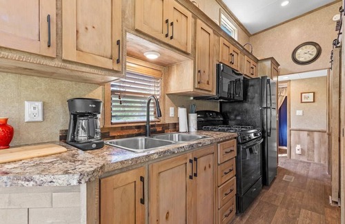 Wildwood House | Big-Tiny Farm Stay w/Pool-15Min to Chattanooga!