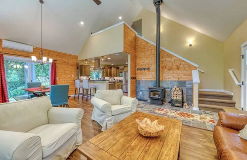 Welches Cabin | Big Tree Retreat: Secluded cabin with hot tub, river views & woodstove