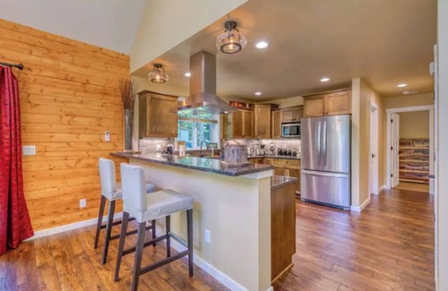 Welches Cabin | Big Tree Retreat: Secluded cabin with hot tub, river views & woodstove