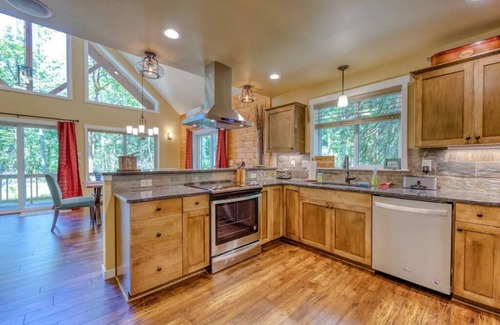 Welches Cabin | Big Tree Retreat: Secluded cabin with hot tub, river views & woodstove