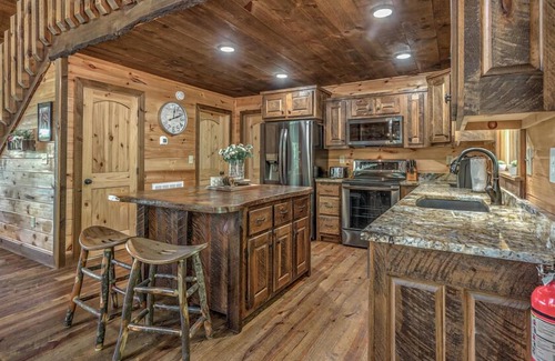 Ridgeline Vistas Cabin | Big View Overlook - Pet Friendly | Hot Tub | Mountain View | Pool Table | Ping Pong