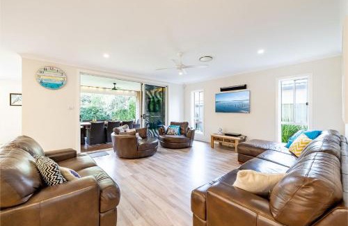 Nelson Bay House | Big Wave At Shoal Bay 8 Achilles St large home with ducted air con Wi Fi and Linen