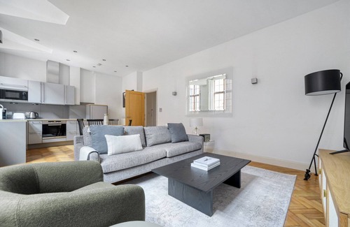 Castle Baynard Apartment | Big Windows City Apt wth High Ceiling nr Blackfriars stn, by Blueground