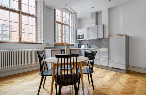 Castle Baynard Apartment | Big Windows City Apt wth High Ceiling nr Blackfriars stn, by Blueground