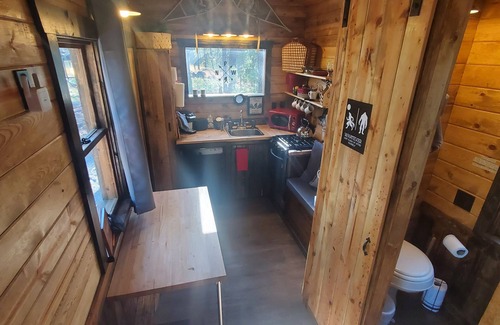 Cheney Cabin | Bigfoot Bungalow themed tiny home cabin! WIFI! In the woods, 15 min from airport