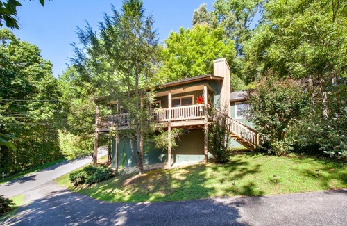 Townsend House | Bigfoot Haven-JacuzziTub, Fireplace, Seen on HGTV!