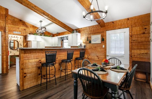 Townsend House | Bigfoot Haven-JacuzziTub, Fireplace, Seen on HGTV!