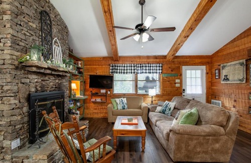 Townsend House | Bigfoot Haven-JacuzziTub, Fireplace, Seen on HGTV!