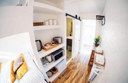 Folkestone House | Bijou Annexe, Sea View, Private Entrance & Parking - FOLKESTONE