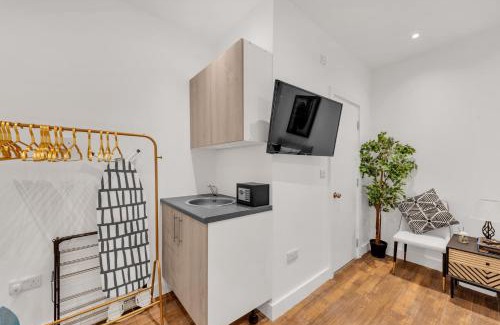 West Ealing Apartment | Bijou Living, Tiny Studio Bliss