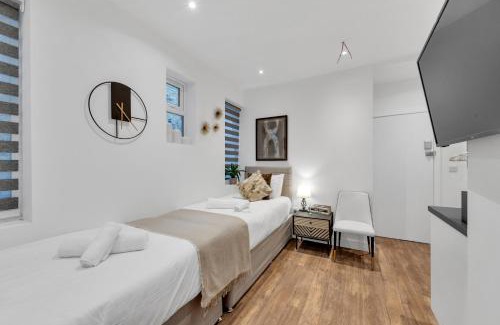 West Ealing Apartment | Bijou Living, Tiny Studio Bliss