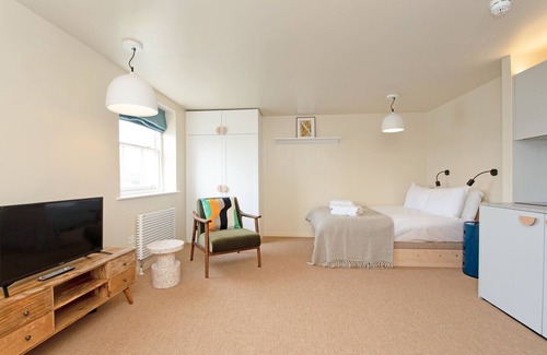 Camden Town with Primrose Hill Apartment | Bijou Studio With Garden Views Near Camden