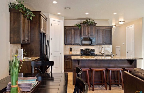 Washington Condo | Bike-on-inn 3 Bedroom Apts by RedAwning