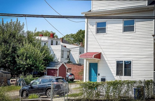 Marshall-Shadeland House | Bike to stadiums, 3-bedroom urban art house in Pittsburgh, kid and pet-friendly.