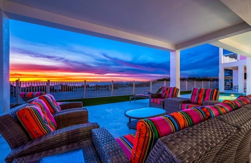 Ilexhurst House | Bikini's & Martini's Beachfront: Direct Gulf Front! Pool, Spa, Pro-Series Loaded Game Room & Arcade