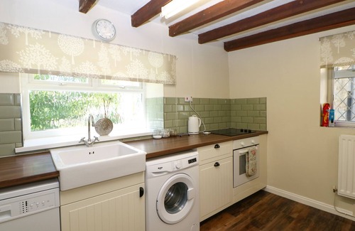 Eastgate Cottage | BILBERRY NOOK COTTAGE, pet friendly, with hot tub in Westgate