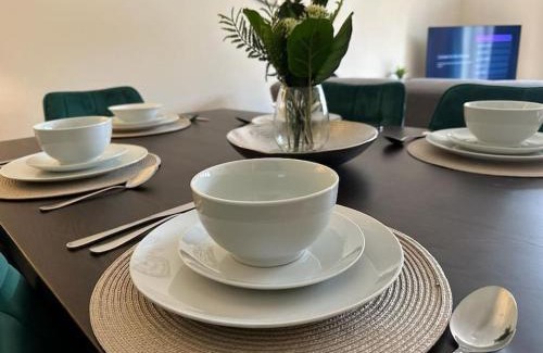 Swindon House | Bilborough House - Cosy Place suitable for Families and Business Travellers furnitures, Free Wifi and Free Parking
