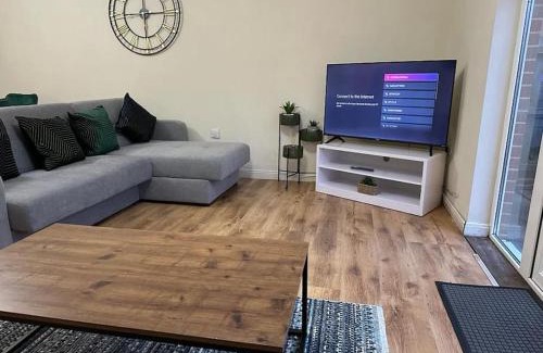 Swindon House | Bilborough House - Cosy Place suitable for Families and Business Travellers furnitures, Free Wifi and Free Parking