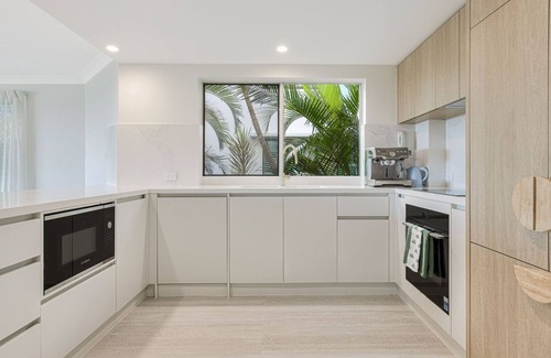 Bilinga Apartment | Bilinga Beach Living - Absolute Beachfront Luxury - Linen Provided - Min. 3 Night Stays