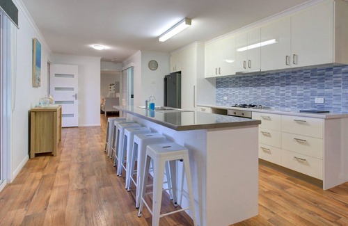 Exmouth House | Billfish - Close to town and across from bushland