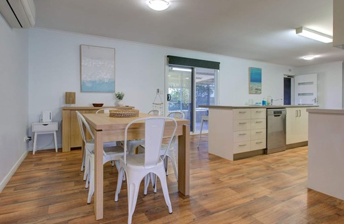 Exmouth House | Billfish - Close to town and across from bushland