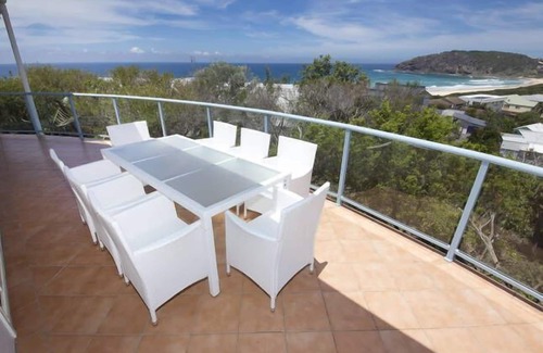Boomerang Beach Apartment | Bills on Boomerang - 2 min walk to the beach. Awesome Views!