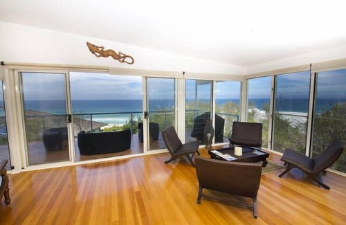 Boomerang Beach Apartment | Bills on Boomerang - 2 min walk to the beach. Awesome Views!