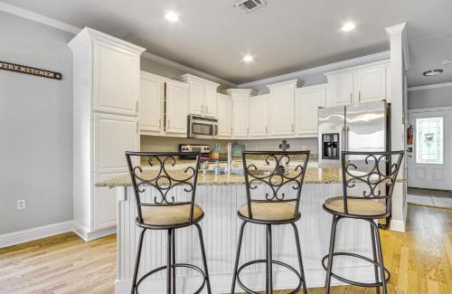 Biloxi Apartment | Biloxi Condo with Community Pool about Half-Mi to Beach!