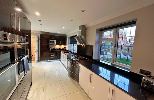 Binfield Ski Chalet | Binfield: Beautiful Five Bedroom (Three Bath) House