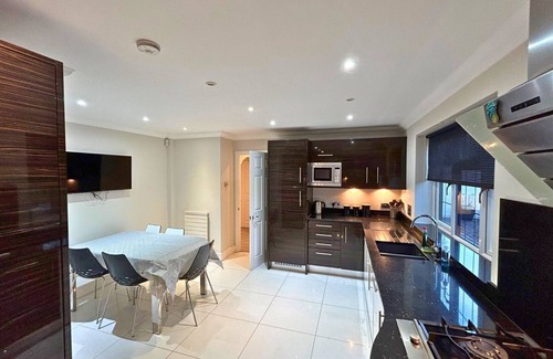 Binfield Ski Chalet | Binfield: Beautiful Five Bedroom (Three Bath) House