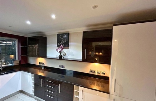 Binfield Ski Chalet | Binfield: Beautiful Five Bedroom (Three Bath) House