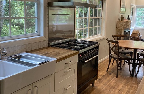 Wildes Meadow Cottage | Binnowee Cottage at Foxton Park | Tennis Court