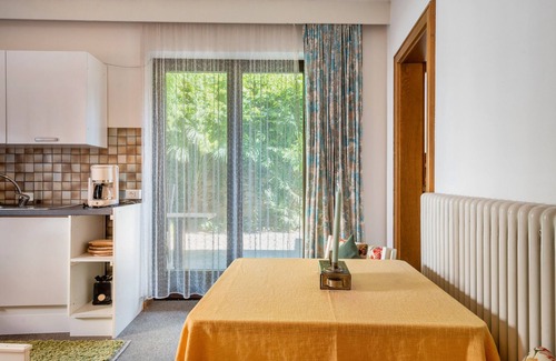 Lagundo Apartment | Biobauernhof Toellerhof 'Zimmer 5' with Mountain View, Shared Pool and Wi-Fi