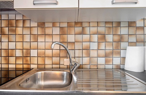 Lagundo Apartment | Biobauernhof Toellerhof 'Zimmer 5' with Mountain View, Shared Pool and Wi-Fi