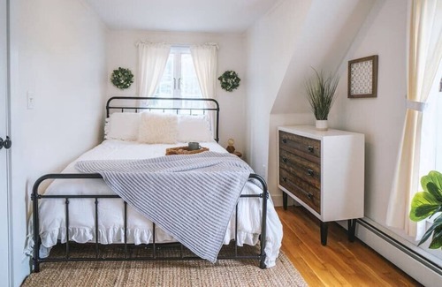 Weston Cottage | Birch Hollow Cottage: a riverside Vermont retreat