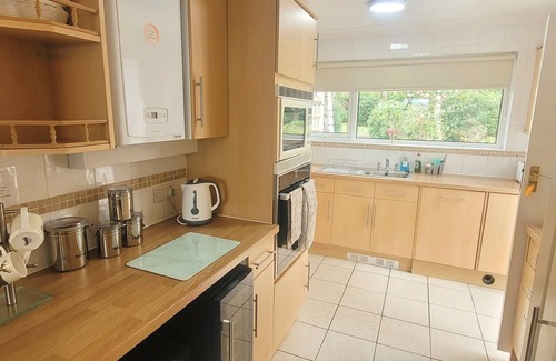 Longham Cottage | BIRCHCROFT HIDEAWAY, pet friendly, with hot tub in Ferndown