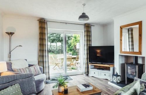 Caergeiliog House | Birchwood Cottage with hot tub