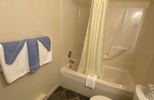 Chincoteague Hotel | Birchwood Inn