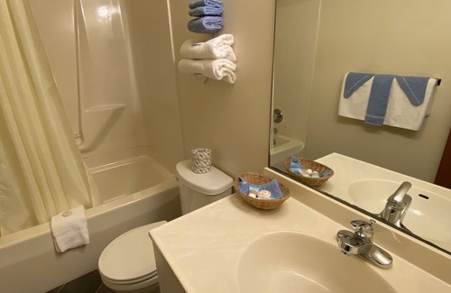 Chincoteague Hotel | Birchwood Inn