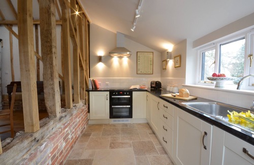 Martlesham Heath Cottage | BIRD COTTAGE, BURGH, pet friendly, with open fire in Grundisburgh