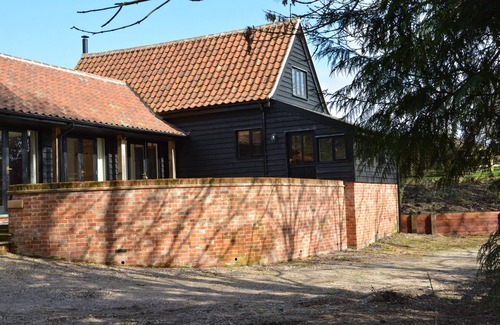 Martlesham Heath Cottage | BIRD COTTAGE, BURGH, pet friendly, with open fire in Grundisburgh